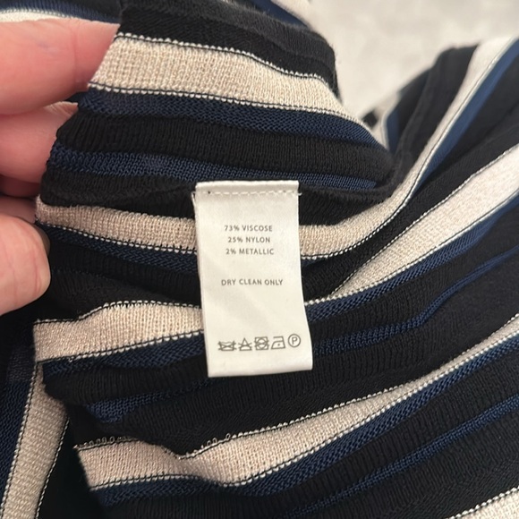 Leo & Sage. SZ M. Black, navy, ivory w/gold lame knit pleated skirt. - Picture 5 of 8